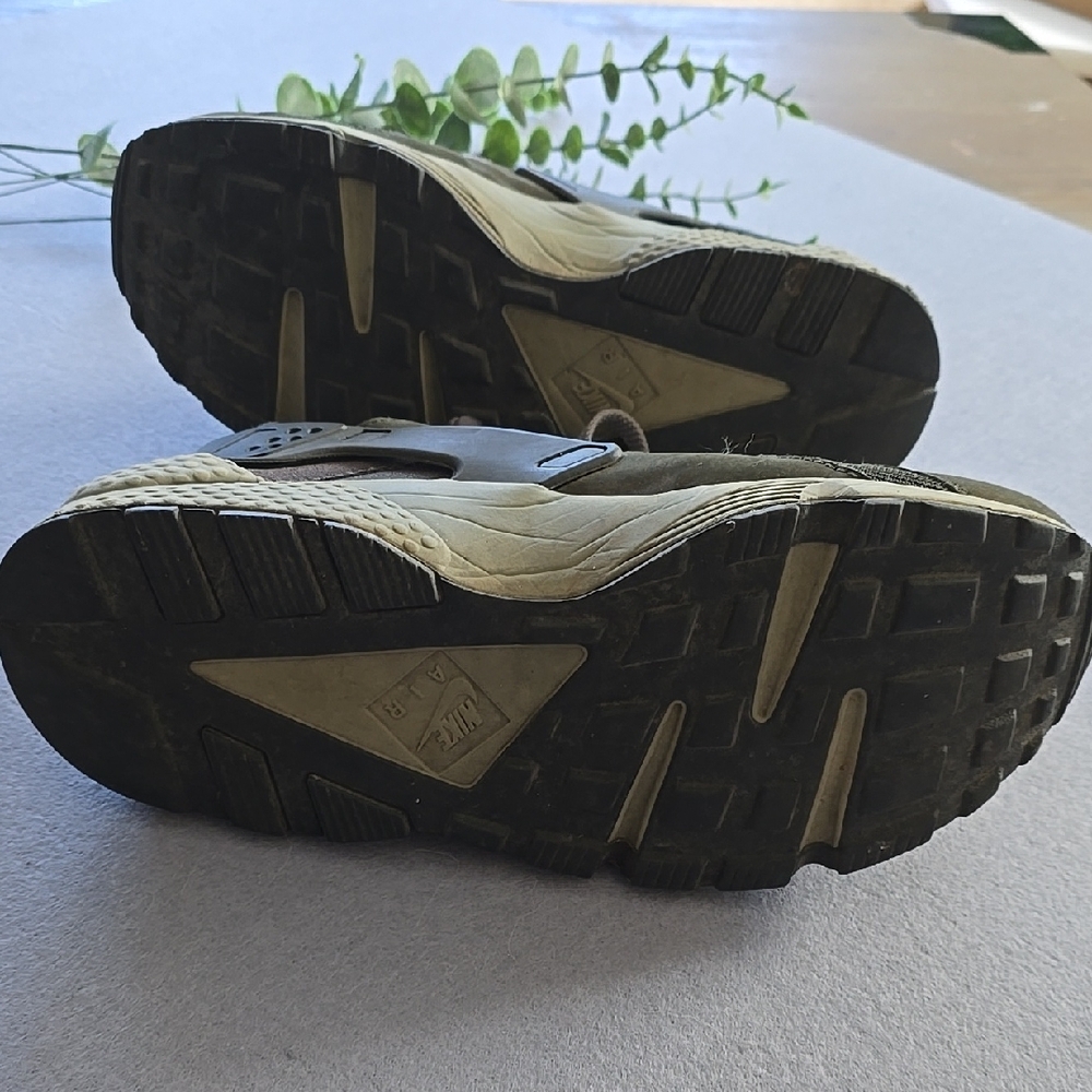NIKE AIR HUARACHE Womens Olive and Gray Athletic Sneakers - Picture 5 of 6